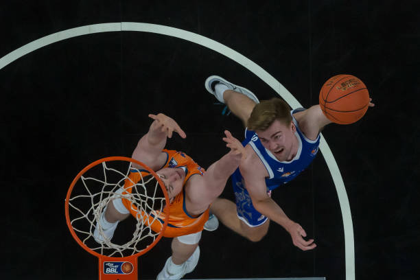 突背后两队 突背后两队